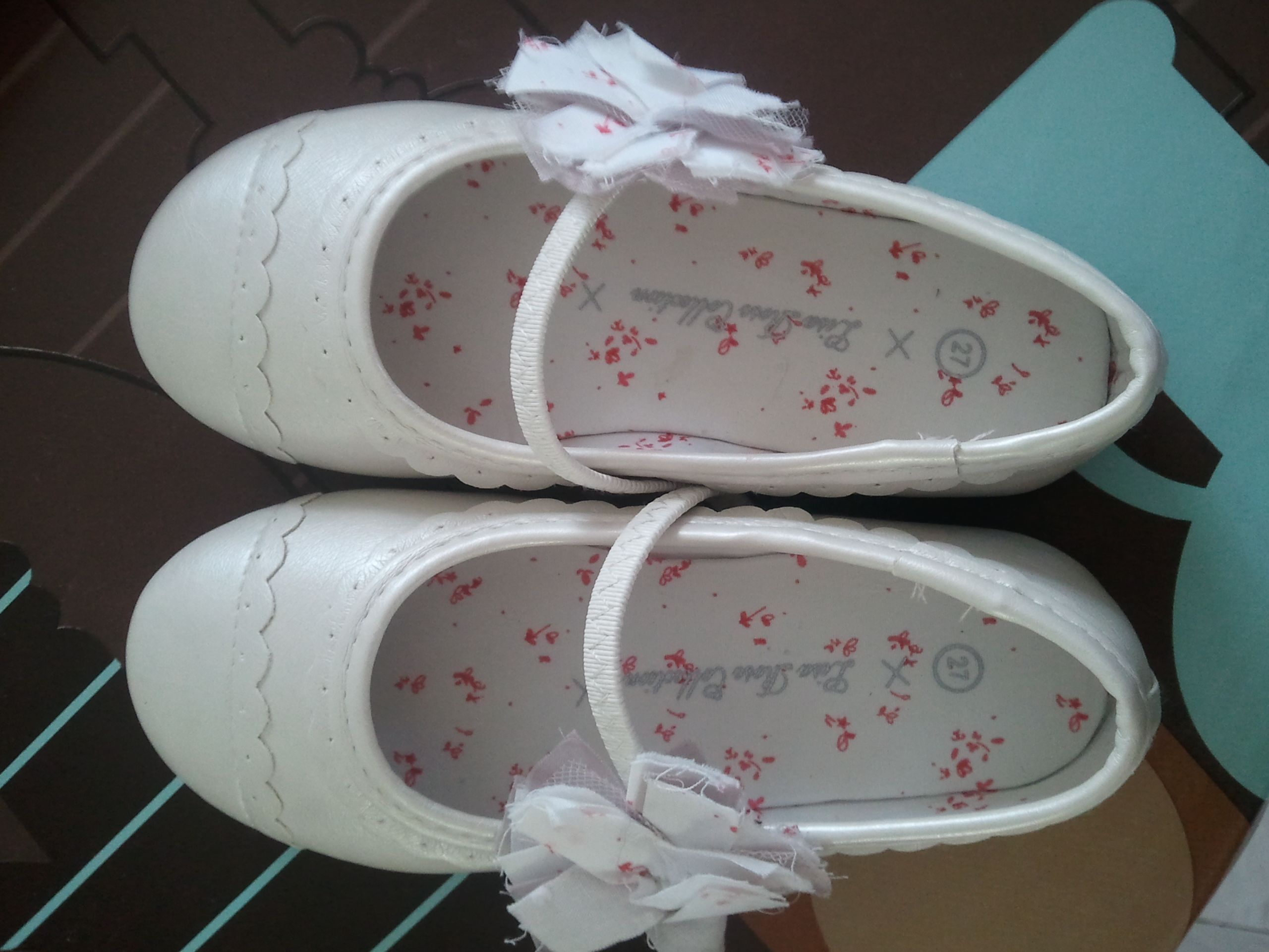 Jolie chaussures habillÃ©es, en pointure 27, de couleur blanche, avec ...